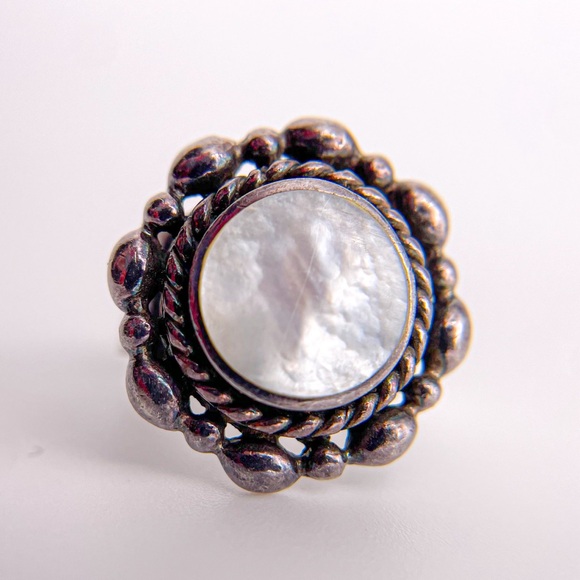 Vintage 925 Sterling Silver Mother of Pearl Southwestern Style Statement Ring. 6 - Picture 3 of 9